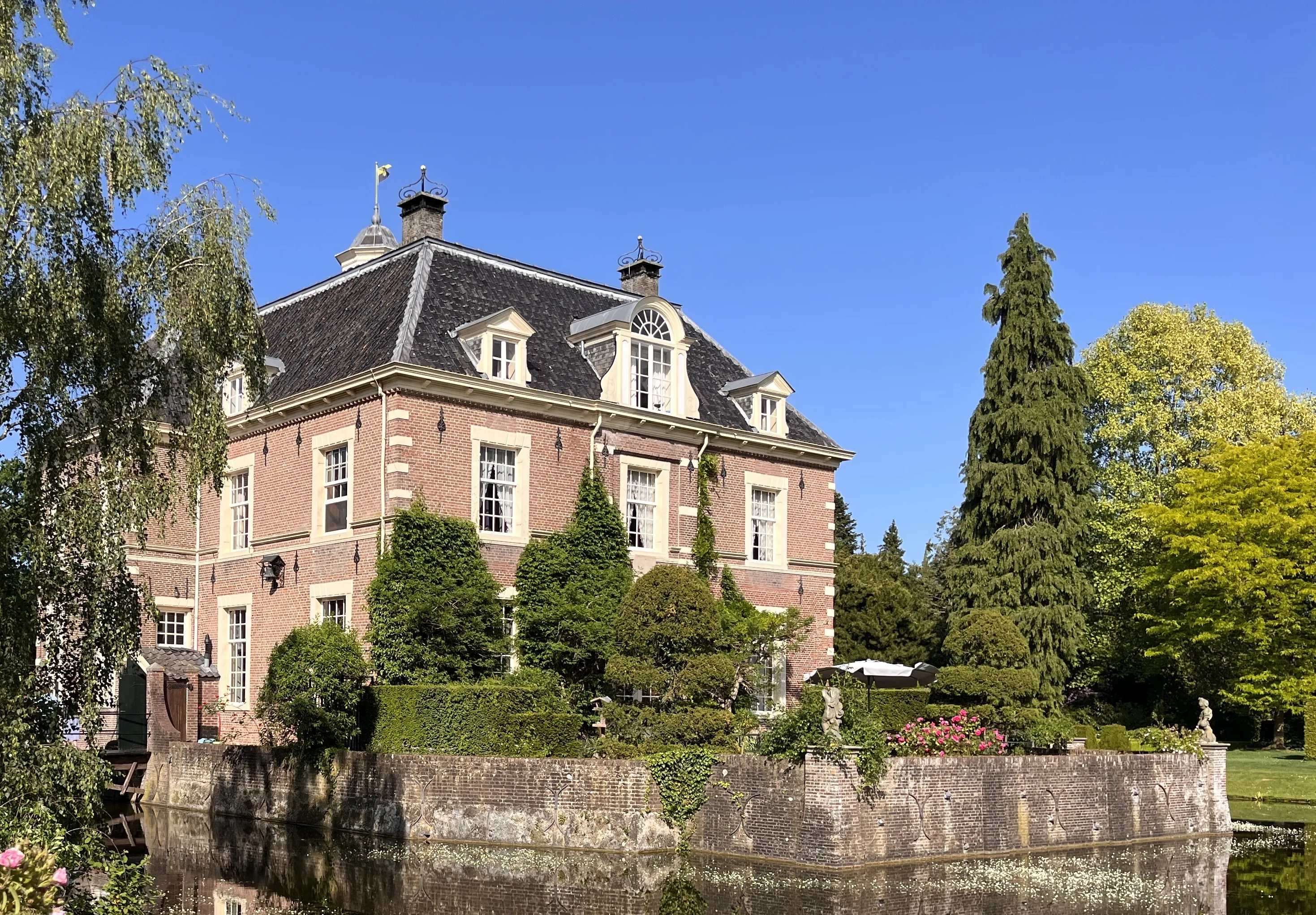 Kasteel Warmelo met gracht en tuinen