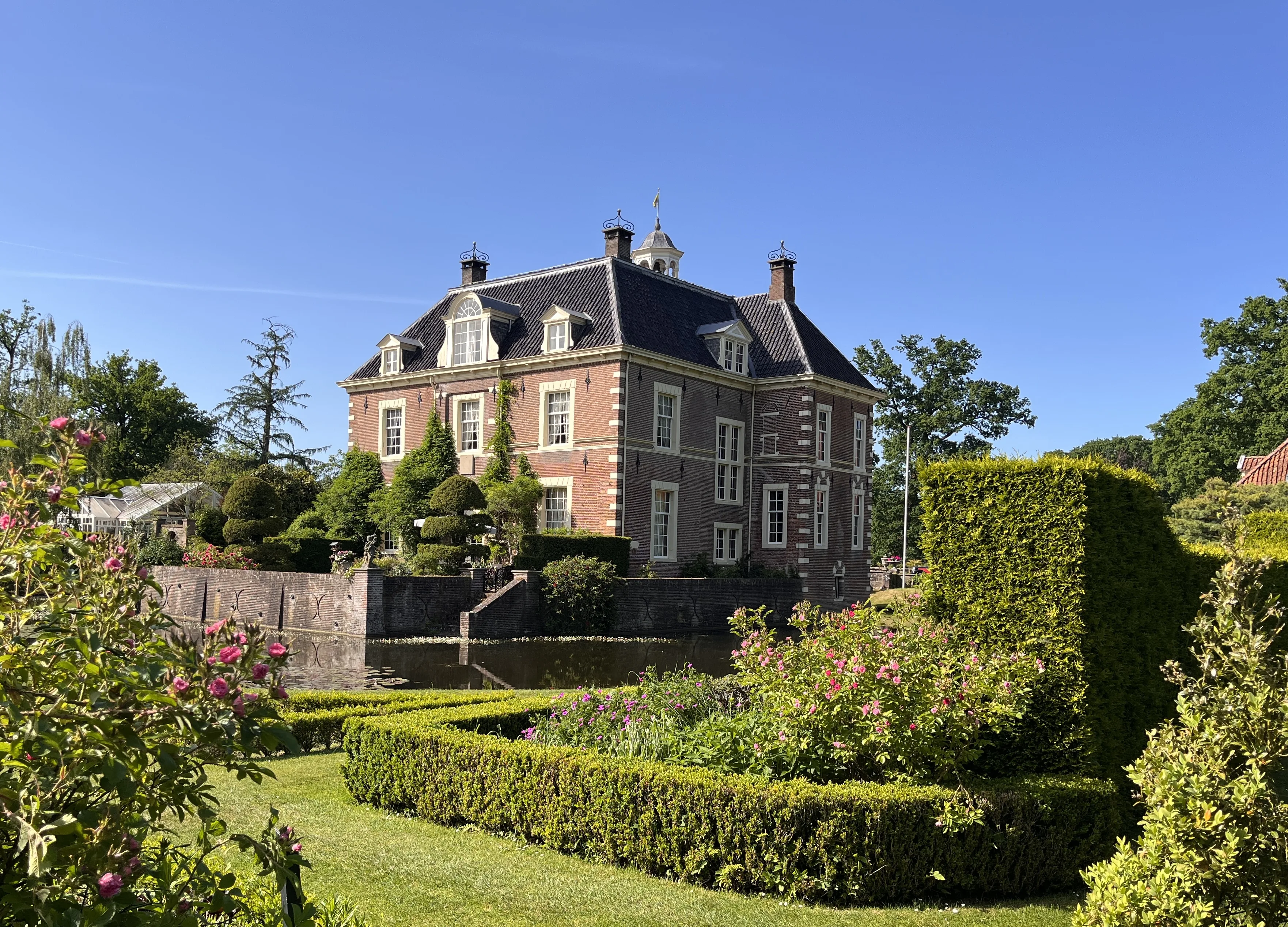 Kasteel Warmelo met formele tuin en rozenperken